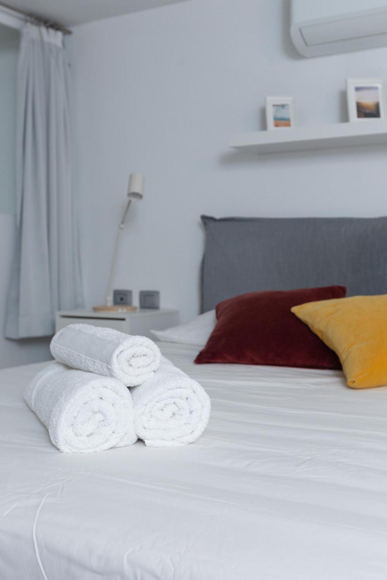 White And Brown Exclusive Loft With Terrace - Free Parking - M2 Station Apartment Milano Exterior foto