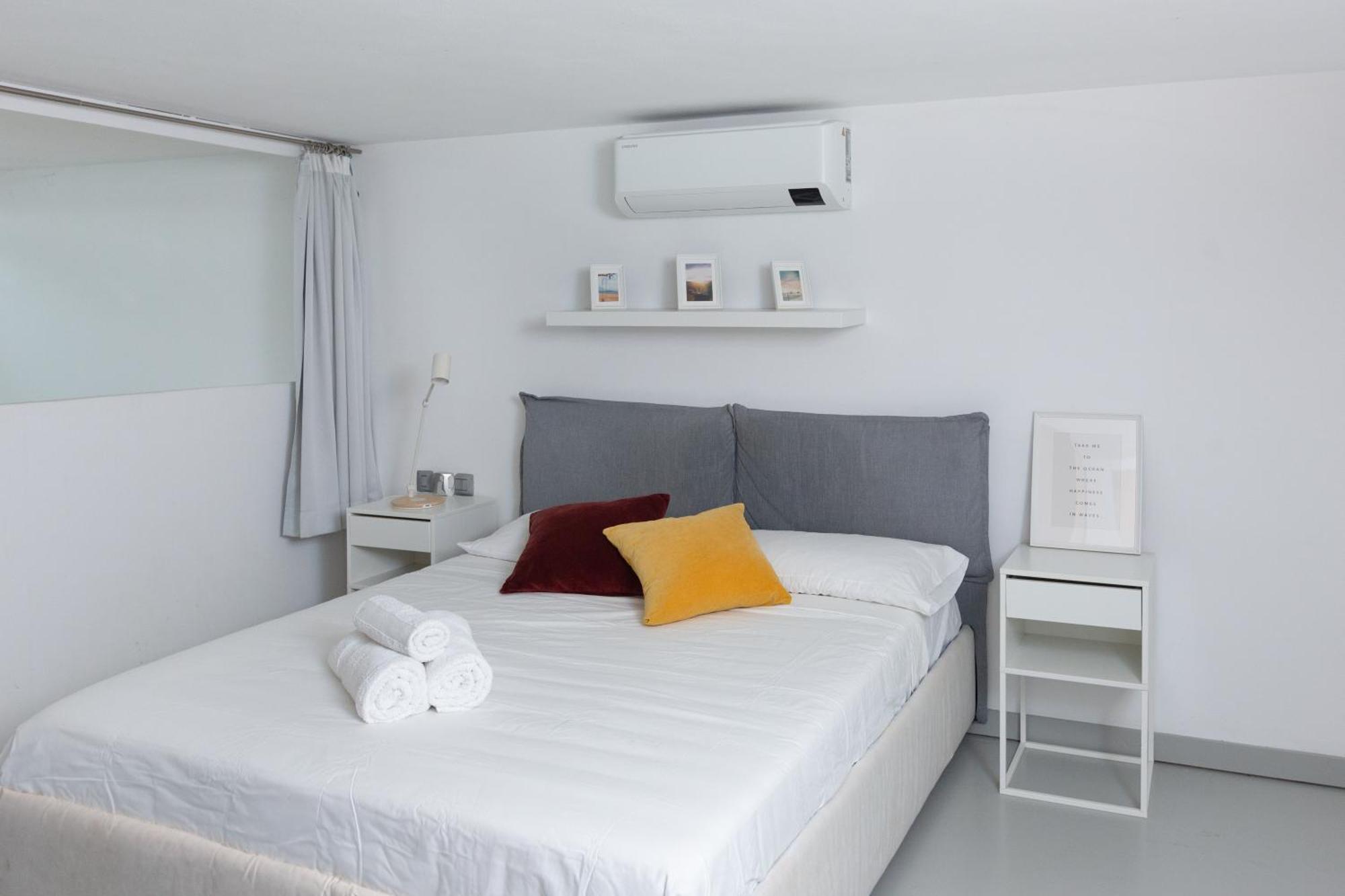 White And Brown Exclusive Loft With Terrace - Free Parking - M2 Station Apartment Milano Exterior foto